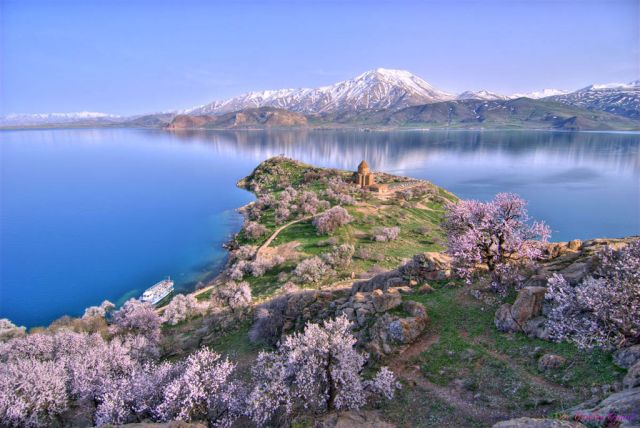 1024px-Akhtamar_Island_on_Lake_Van_with_the_Armenian_Cathedral_of_the_Holy_Cross
