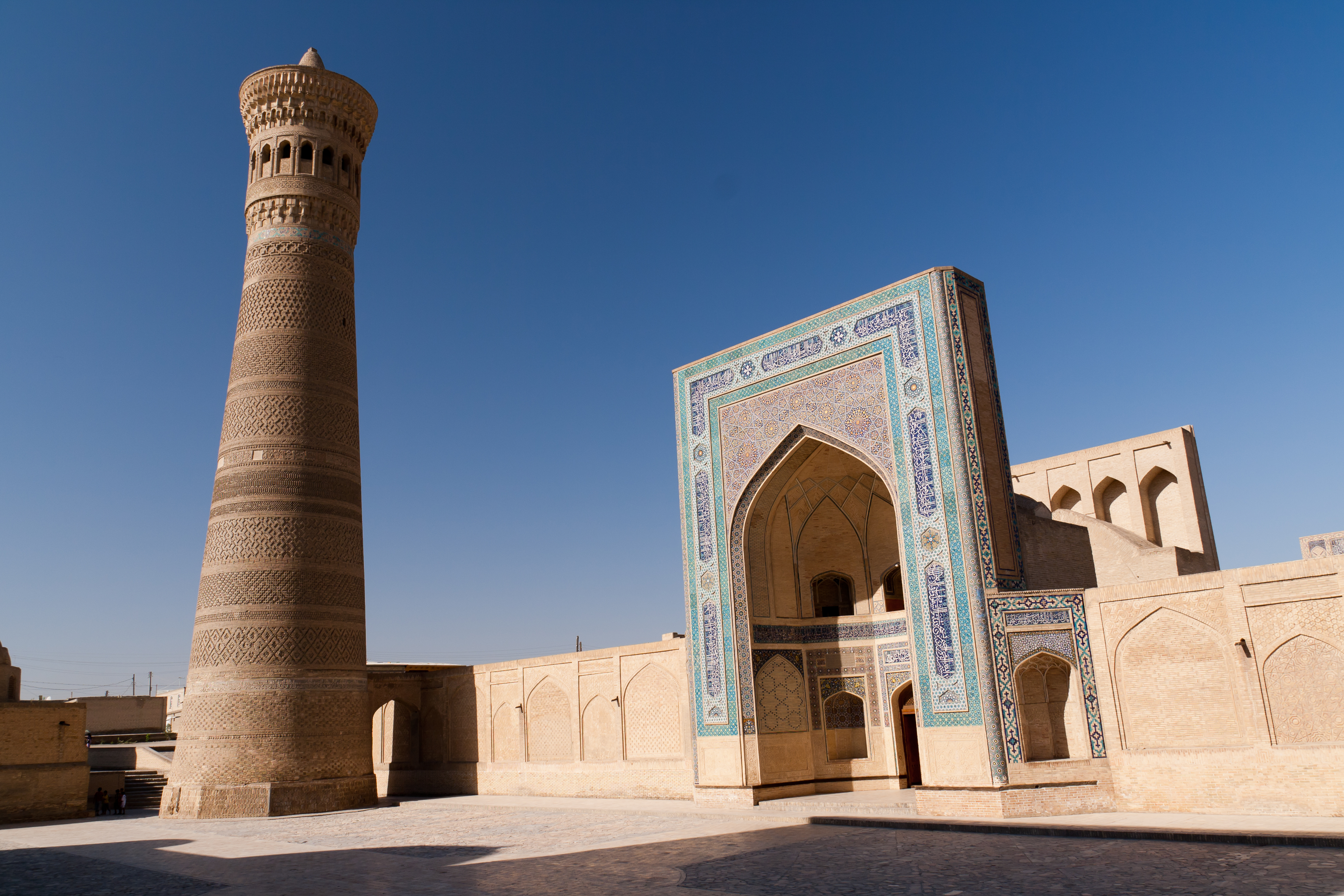 po-i-kalyan_mosque_with_kalyan_minaret
